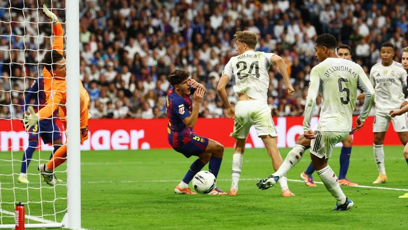 SOCCER-SPAIN-RMA-BAR/ Soccer Football - LaLiga - Real Madrid v FC Barcelona - Santiago Bernabeu, Madrid, Spain - October 26, 2025 Real Madrid's Kylian Mbappe celebrates with teammates after scoring a goal that was later disallowed for offside REUTERS/Susana Vera
