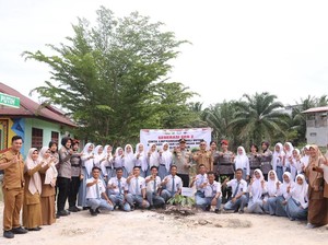 Srikandi Polres Rohil Edukasi Green Policing di SMA, Ajak Siswa Tanam Pohon