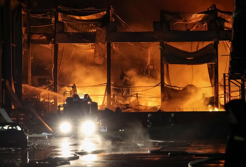 Suasana gedung apartemen yang terbakar dan rusak akibat serangan pesawat nirawak Rusia semalam, di tengah serangan Rusia terhadap Ukraina, di Kyiv, Ukraina, 26 Oktober 2025. Suasana gedung apartemen yang terbakar dan rusak akibat serangan pesawat nirawak Rusia semalam, di tengah serangan Rusia terhadap Ukraina, di Kyiv, Ukraina, 26 Oktober 2025. (REUTERS/Valentyn Ogirenko)
