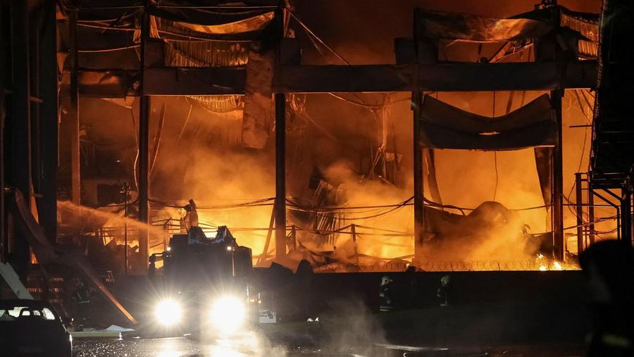 Suasana gedung apartemen yang terbakar dan rusak akibat serangan pesawat nirawak Rusia semalam, di tengah serangan Rusia terhadap Ukraina, di Kyiv, Ukraina, 26 Oktober 2025. Suasana gedung apartemen yang terbakar dan rusak akibat serangan pesawat nirawak Rusia semalam, di tengah serangan Rusia terhadap Ukraina, di Kyiv, Ukraina, 26 Oktober 2025. (REUTERS/Valentyn Ogirenko)
