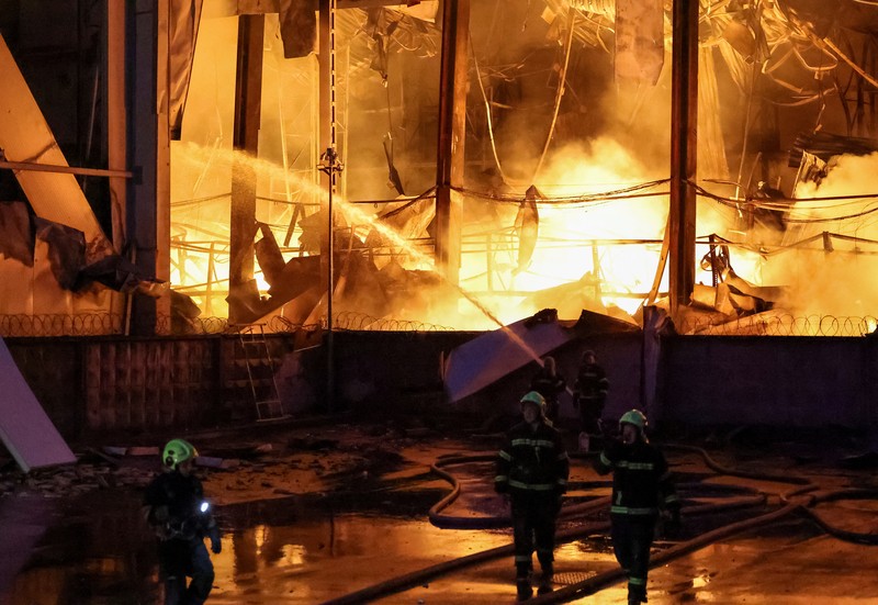 Suasana gedung apartemen yang terbakar dan rusak akibat serangan pesawat nirawak Rusia semalam, di tengah serangan Rusia terhadap Ukraina, di Kyiv, Ukraina, 26 Oktober 2025. Suasana gedung apartemen yang terbakar dan rusak akibat serangan pesawat nirawak Rusia semalam, di tengah serangan Rusia terhadap Ukraina, di Kyiv, Ukraina, 26 Oktober 2025. (REUTERS/Valentyn Ogirenko)
