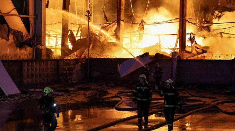 Suasana gedung apartemen yang terbakar dan rusak akibat serangan pesawat nirawak Rusia semalam, di tengah serangan Rusia terhadap Ukraina, di Kyiv, Ukraina, 26 Oktober 2025. Suasana gedung apartemen yang terbakar dan rusak akibat serangan pesawat nirawak Rusia semalam, di tengah serangan Rusia terhadap Ukraina, di Kyiv, Ukraina, 26 Oktober 2025. (REUTERS/Valentyn Ogirenko)