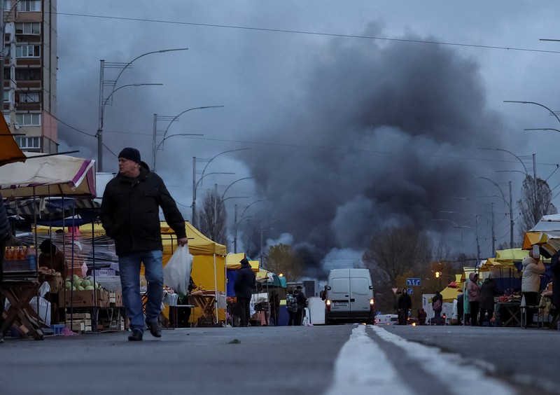 Suasana gedung apartemen yang terbakar dan rusak akibat serangan pesawat nirawak Rusia semalam, di tengah serangan Rusia terhadap Ukraina, di Kyiv, Ukraina, 26 Oktober 2025. Suasana gedung apartemen yang terbakar dan rusak akibat serangan pesawat nirawak Rusia semalam, di tengah serangan Rusia terhadap Ukraina, di Kyiv, Ukraina, 26 Oktober 2025. (REUTERS/Valentyn Ogirenko)