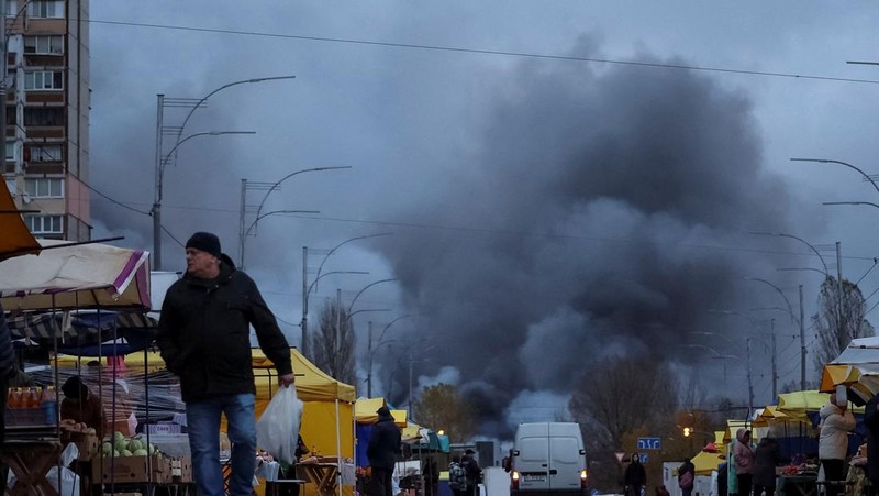 Suasana gedung apartemen yang terbakar dan rusak akibat serangan pesawat nirawak Rusia semalam, di tengah serangan Rusia terhadap Ukraina, di Kyiv, Ukraina, 26 Oktober 2025. Suasana gedung apartemen yang terbakar dan rusak akibat serangan pesawat nirawak Rusia semalam, di tengah serangan Rusia terhadap Ukraina, di Kyiv, Ukraina, 26 Oktober 2025. (REUTERS/Valentyn Ogirenko)