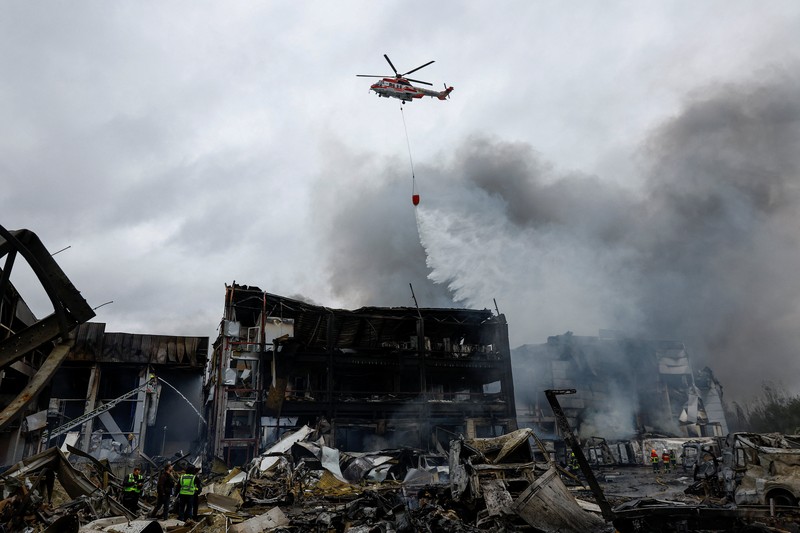 Suasana gedung apartemen yang terbakar dan rusak akibat serangan pesawat nirawak Rusia semalam, di tengah serangan Rusia terhadap Ukraina, di Kyiv, Ukraina, 26 Oktober 2025. Suasana gedung apartemen yang terbakar dan rusak akibat serangan pesawat nirawak Rusia semalam, di tengah serangan Rusia terhadap Ukraina, di Kyiv, Ukraina, 26 Oktober 2025. (REUTERS/Valentyn Ogirenko)