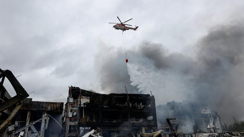 Suasana gedung apartemen yang terbakar dan rusak akibat serangan pesawat nirawak Rusia semalam, di tengah serangan Rusia terhadap Ukraina, di Kyiv, Ukraina, 26 Oktober 2025. Suasana gedung apartemen yang terbakar dan rusak akibat serangan pesawat nirawak Rusia semalam, di tengah serangan Rusia terhadap Ukraina, di Kyiv, Ukraina, 26 Oktober 2025. (REUTERS/Valentyn Ogirenko)