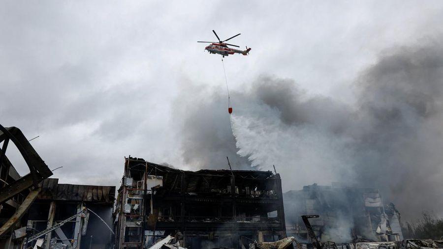 Suasana gedung apartemen yang terbakar dan rusak akibat serangan pesawat nirawak Rusia semalam, di tengah serangan Rusia terhadap Ukraina, di Kyiv, Ukraina, 26 Oktober 2025. Suasana gedung apartemen yang terbakar dan rusak akibat serangan pesawat nirawak Rusia semalam, di tengah serangan Rusia terhadap Ukraina, di Kyiv, Ukraina, 26 Oktober 2025. (REUTERS/Valentyn Ogirenko)