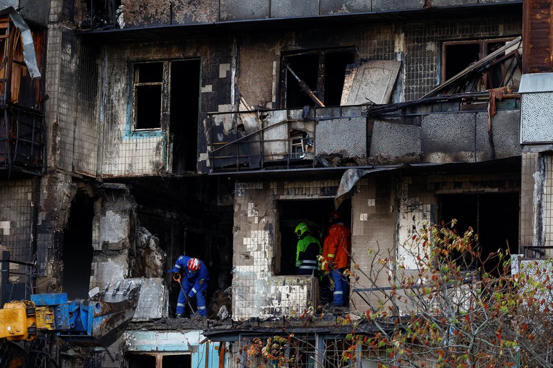Suasana gedung apartemen yang terbakar dan rusak akibat serangan pesawat nirawak Rusia semalam, di tengah serangan Rusia terhadap Ukraina, di Kyiv, Ukraina, 26 Oktober 2025. Suasana gedung apartemen yang terbakar dan rusak akibat serangan pesawat nirawak Rusia semalam, di tengah serangan Rusia terhadap Ukraina, di Kyiv, Ukraina, 26 Oktober 2025. (REUTERS/Valentyn Ogirenko)