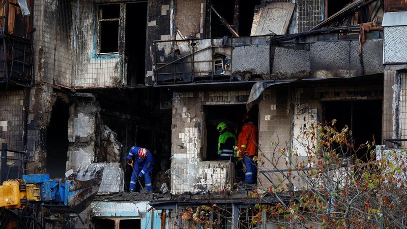 Suasana gedung apartemen yang terbakar dan rusak akibat serangan pesawat nirawak Rusia semalam, di tengah serangan Rusia terhadap Ukraina, di Kyiv, Ukraina, 26 Oktober 2025. Suasana gedung apartemen yang terbakar dan rusak akibat serangan pesawat nirawak Rusia semalam, di tengah serangan Rusia terhadap Ukraina, di Kyiv, Ukraina, 26 Oktober 2025. (REUTERS/Valentyn Ogirenko)