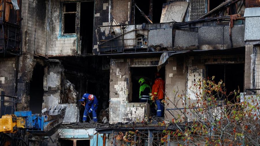 Suasana gedung apartemen yang terbakar dan rusak akibat serangan pesawat nirawak Rusia semalam, di tengah serangan Rusia terhadap Ukraina, di Kyiv, Ukraina, 26 Oktober 2025. Suasana gedung apartemen yang terbakar dan rusak akibat serangan pesawat nirawak Rusia semalam, di tengah serangan Rusia terhadap Ukraina, di Kyiv, Ukraina, 26 Oktober 2025. (REUTERS/Valentyn Ogirenko)
