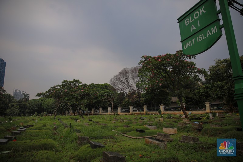 Suasana Tempat Pemakaman Umum (TPU) Menteng Pulo di Jakarta, Senin (27/10/2025). (CNBC Indonesia/Faisal Rahman)