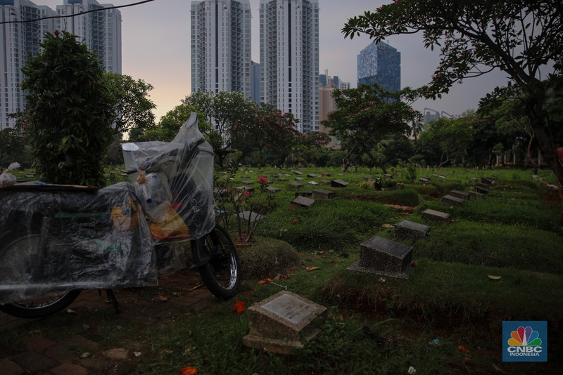 Suasana Tempat Pemakaman Umum (TPU) Menteng Pulo di Jakarta, Senin (27/10/2025). (CNBC Indonesia/Faisal Rahman)