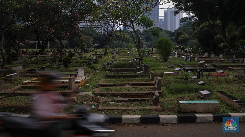 Suasana Tempat Pemakaman Umum (TPU) Menteng Pulo di Jakarta, Senin (27/10/2025). (CNBC Indonesia/Faisal Rahman)