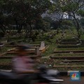 Suasana Tempat Pemakaman Umum (TPU) Menteng Pulo di Jakarta, Senin (27/10/2025). (CNBC Indonesia/Faisal Rahman)