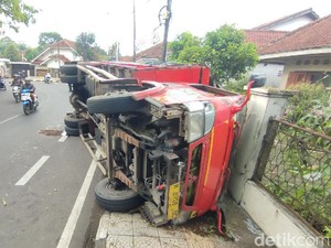 Truk Wortel Terguling di Tikungan Maut Saripohatji Ciamis