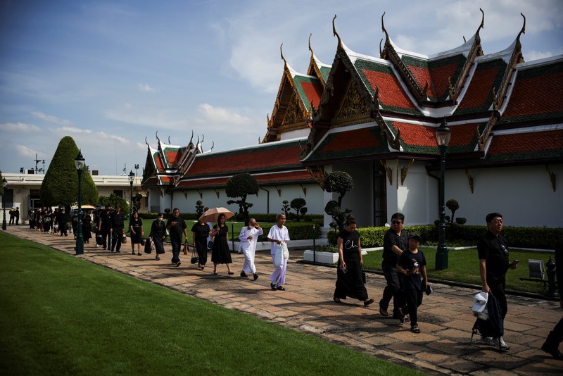 Iring-iringan mobil kerajaan mengangkut jenazah Ibu Suri Sirikit dari Rumah Sakit Memorial Raja Chulalongkorn ke Istana Raja, Bangkok, Thailand, 26 Oktober 2025. Iring-iringan mobil kerajaan mengangkut jenazah Ibu Suri Sirikit dari Rumah Sakit Memorial Raja Chulalongkorn ke Istana Raja, Bangkok, Thailand, 26 Oktober 2025. (REUTERS/Athit Perawongmetha)
