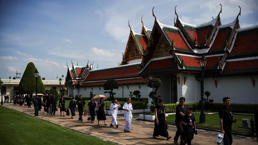 Iring-iringan mobil kerajaan mengangkut jenazah Ibu Suri Sirikit dari Rumah Sakit Memorial Raja Chulalongkorn ke Istana Raja, Bangkok, Thailand, 26 Oktober 2025. Iring-iringan mobil kerajaan mengangkut jenazah Ibu Suri Sirikit dari Rumah Sakit Memorial Raja Chulalongkorn ke Istana Raja, Bangkok, Thailand, 26 Oktober 2025. (REUTERS/Athit Perawongmetha)