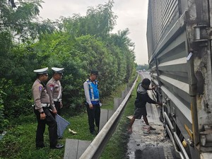 Truk Terbakar di Tol Cawang Jakarta, Diduga Akibat Panas dari Pengereman