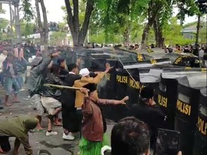 Amuk Warga Sampang Rusak Alun-alun Serang Aparat Tuntut Pilkades Digelar