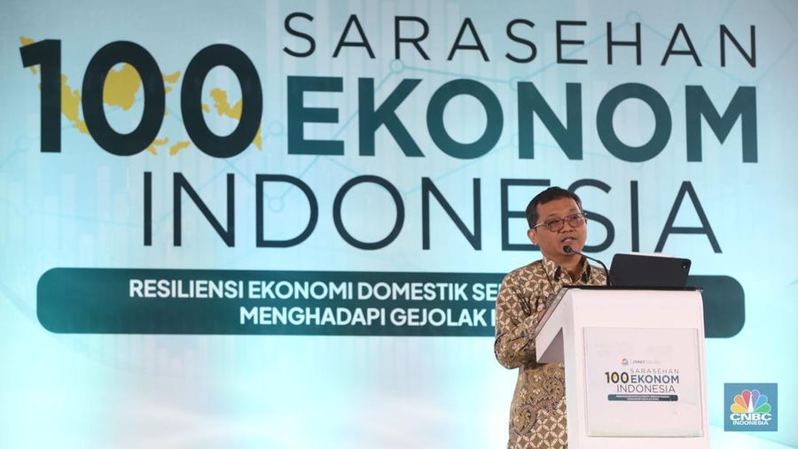 Deputi Bidang Koordinasi Pengelolaan dan Pengembangan Usaha BUMN, Kemenko Perekonomian RI, Ferry Irawan saat menyampaikan paparan dalam acara Sarasehan 100 Ekonom di Menara Bank Mega, Jakarta, Selasa (28/10/2025). (CNBC Indonesia/Faisal Rahman)