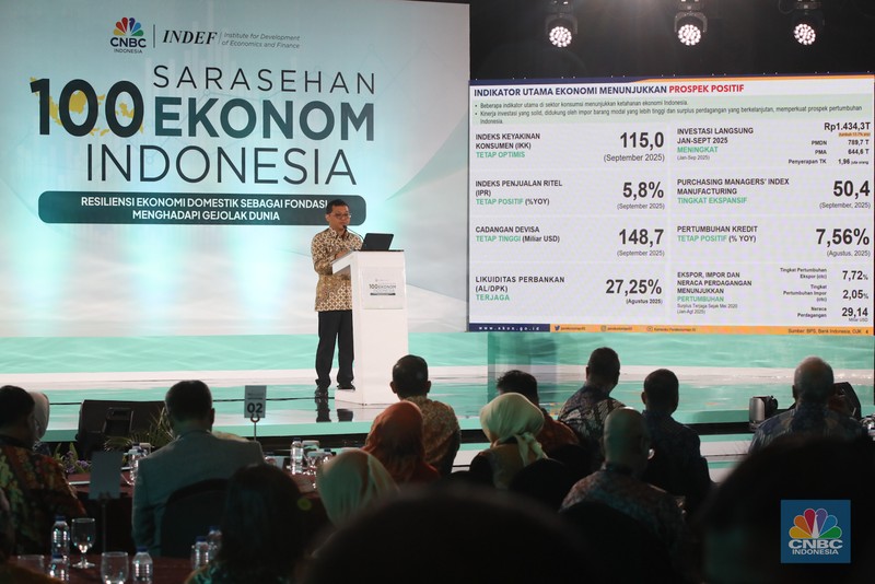 Direktur EKSEKUTIF INDEF, Esther Sri Astuti saat menyampaikan paparan dalam acara Sarasehan 100 Ekonom di Menara Bank Mega, Jakarta, Selasa (28/10/2025). (CNBC Indonesia/Faisal Rahman) Direktur EKSEKUTIF INDEF, Esther Sri Astuti saat menyampaikan paparan dalam acara Sarasehan 100 Ekonom di Menara Bank Mega, Jakarta, Selasa (28/10/2025). (CNBC Indonesia/Faisal Rahman)