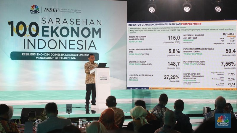 Direktur EKSEKUTIF INDEF, Esther Sri Astuti saat menyampaikan paparan dalam acara Sarasehan 100 Ekonom di Menara Bank Mega, Jakarta, Selasa (28/10/2025). (CNBC Indonesia/Faisal Rahman) Direktur EKSEKUTIF INDEF, Esther Sri Astuti saat menyampaikan paparan dalam acara Sarasehan 100 Ekonom di Menara Bank Mega, Jakarta, Selasa (28/10/2025). (CNBC Indonesia/Faisal Rahman)
