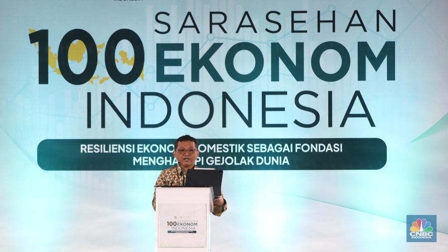 Deputi Bidang Koordinasi Pengelolaan dan Pengembangan Usaha BUMN, Kemenko Perekonomian RI, Ferry Irawan saat menyampaikan paparan dalam acara Sarasehan 100 Ekonom di Menara Bank Mega, Jakarta, Selasa (28/10/2025). (CNBC Indonesia/Faisal Rahman)