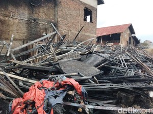 Detik-detik Kebakaran Hanguskan Gudang Dekorasi Pesta di Jaktim