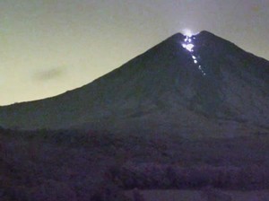 Semeru Luncurkan Lava Pijar, Warga Diminta Waspada Potensi Banjir Lahar