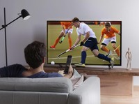 Ilustrasi orang menonton televisi. (Dok. Freepik)