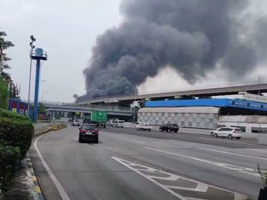 Kebakaran Bangunan di Makasar Jaktim, Asap Hitam Membubung Tinggi