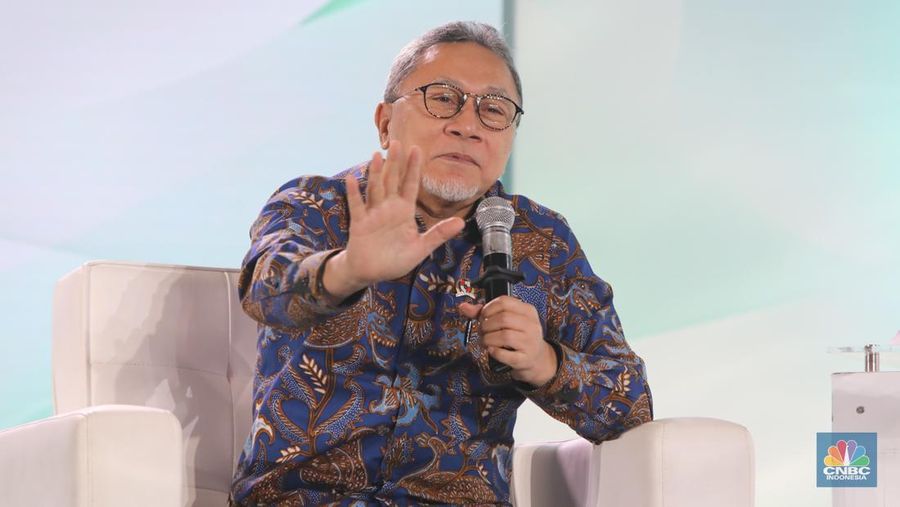Menko Pangan, Zulkifli Hasan saat menyampaikan paparan dalam acara Sarasehan 100 Ekonom di Menara Bank Mega, Jakarta, Selasa (28/10/2025). (CNBC Indonesia/Faisal Rahman)