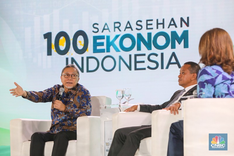Direktur EKSEKUTIF INDEF, Esther Sri Astuti saat menyampaikan paparan dalam acara Sarasehan 100 Ekonom di Menara Bank Mega, Jakarta, Selasa (28/10/2025). (CNBC Indonesia/Faisal Rahman) Direktur EKSEKUTIF INDEF, Esther Sri Astuti saat menyampaikan paparan dalam acara Sarasehan 100 Ekonom di Menara Bank Mega, Jakarta, Selasa (28/10/2025). (CNBC Indonesia/Faisal Rahman)
