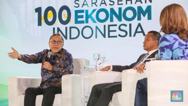 Direktur EKSEKUTIF INDEF, Esther Sri Astuti saat menyampaikan paparan dalam acara Sarasehan 100 Ekonom di Menara Bank Mega, Jakarta, Selasa (28/10/2025). (CNBC Indonesia/Faisal Rahman) Direktur EKSEKUTIF INDEF, Esther Sri Astuti saat menyampaikan paparan dalam acara Sarasehan 100 Ekonom di Menara Bank Mega, Jakarta, Selasa (28/10/2025). (CNBC Indonesia/Faisal Rahman)