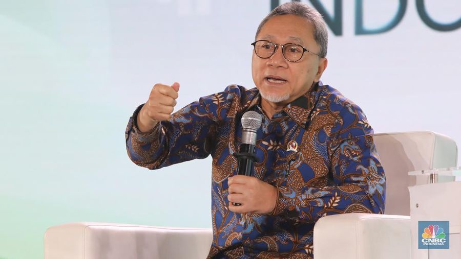 Menko Pangan, Zulkifli Hasan saat menyampaikan paparan dalam acara Sarasehan 100 Ekonom di Menara Bank Mega, Jakarta, Selasa (28/10/2025). (CNBC Indonesia/Faisal Rahman)