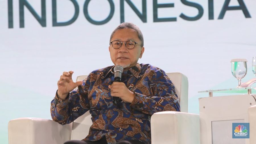Menko Pangan, Zulkifli Hasan saat menyampaikan paparan dalam acara Sarasehan 100 Ekonom di Menara Bank Mega, Jakarta, Selasa (28/10/2025). (CNBC Indonesia/Faisal Rahman)