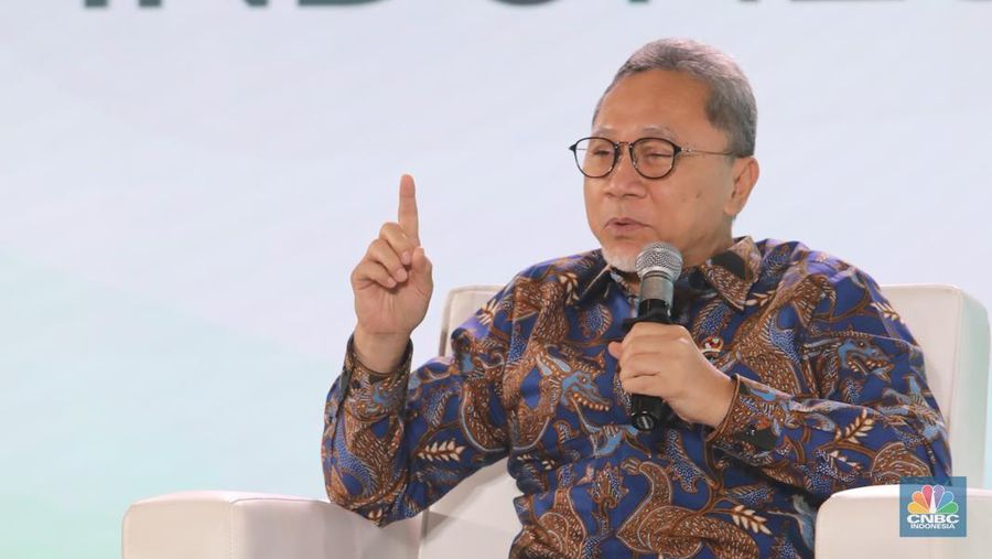 Menko Pangan, Zulkifli Hasan saat menyampaikan paparan dalam acara Sarasehan 100 Ekonom di Menara Bank Mega, Jakarta, Selasa (28/10/2025). (CNBC Indonesia/Faisal Rahman)