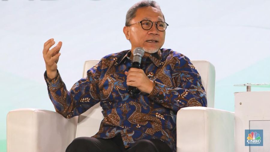 Menko Pangan, Zulkifli Hasan saat menyampaikan paparan dalam acara Sarasehan 100 Ekonom di Menara Bank Mega, Jakarta, Selasa (28/10/2025). (CNBC Indonesia/Faisal Rahman) Menko Pangan, Zulkifli Hasan saat menyampaikan paparan dalam acara Sarasehan 100 Ekonom di Menara Bank Mega, Jakarta, Selasa (28/10/2025). (CNBC Indonesia/Faisal Rahman)