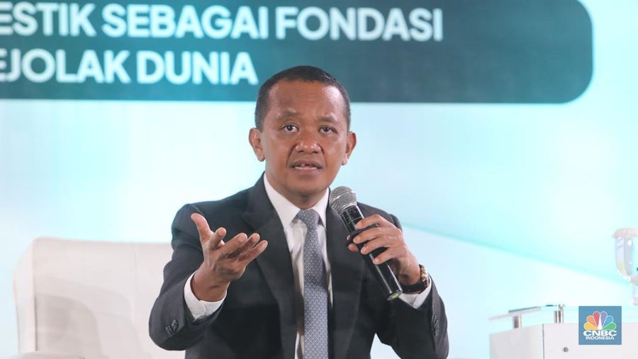 Menteri Energi dan Sumber Daya Mineral (ESDM), Bahlil Lahadalia saat menyampaikan paparan dalam acara Sarasehan 100 Ekonom di Menara Bank Mega, Jakarta, Selasa (28/10/2025). (CNBC Indonesia/Faisal Rahman)