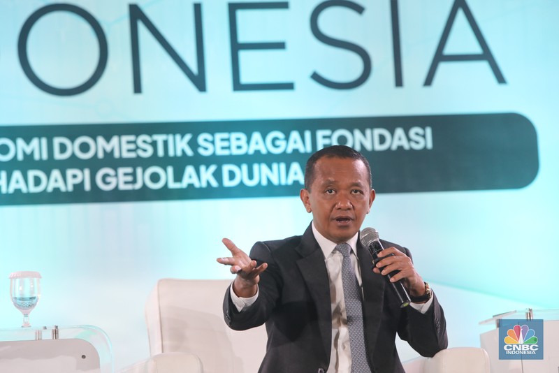 Direktur EKSEKUTIF INDEF, Esther Sri Astuti saat menyampaikan paparan dalam acara Sarasehan 100 Ekonom di Menara Bank Mega, Jakarta, Selasa (28/10/2025). (CNBC Indonesia/Faisal Rahman) Direktur EKSEKUTIF INDEF, Esther Sri Astuti saat menyampaikan paparan dalam acara Sarasehan 100 Ekonom di Menara Bank Mega, Jakarta, Selasa (28/10/2025). (CNBC Indonesia/Faisal Rahman)