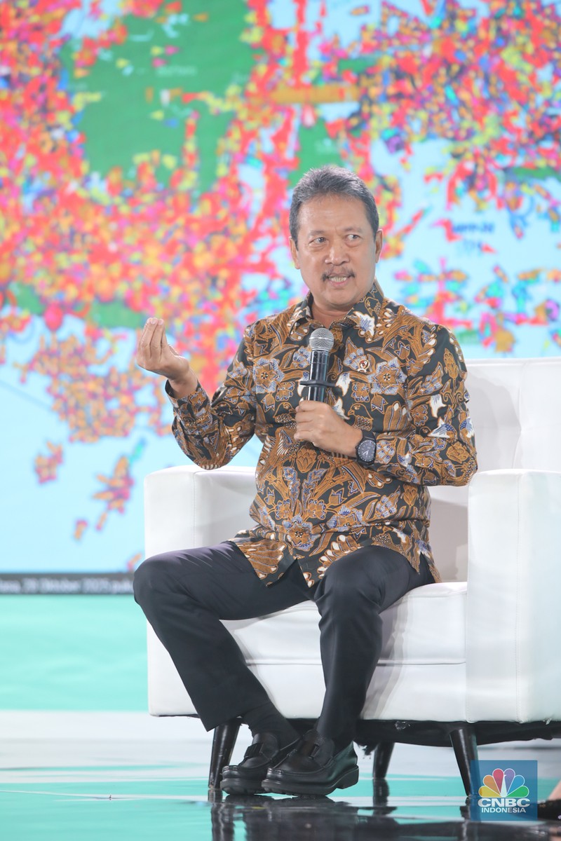 Direktur EKSEKUTIF INDEF, Esther Sri Astuti saat menyampaikan paparan dalam acara Sarasehan 100 Ekonom di Menara Bank Mega, Jakarta, Selasa (28/10/2025). (CNBC Indonesia/Faisal Rahman) Direktur EKSEKUTIF INDEF, Esther Sri Astuti saat menyampaikan paparan dalam acara Sarasehan 100 Ekonom di Menara Bank Mega, Jakarta, Selasa (28/10/2025). (CNBC Indonesia/Faisal Rahman)