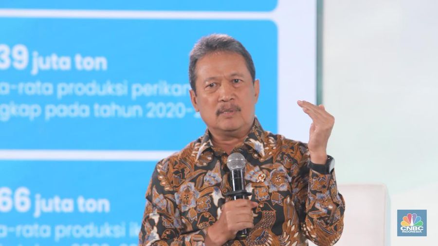 Menteri Kelautan dan Perikanan, Sakti Wahyu Trenggono menyampaikan paparan dalam acara Sarasehan 100 Ekonom di Menara Bank Mega, Jakarta, Selasa (28/10/2025). (CNBC Indonesia/Faisal Rahman)