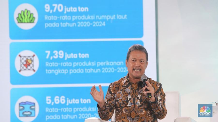 Menteri Kelautan dan Perikanan, Sakti Wahyu Trenggono menyampaikan paparan dalam acara Sarasehan 100 Ekonom di Menara Bank Mega, Jakarta, Selasa (28/10/2025).