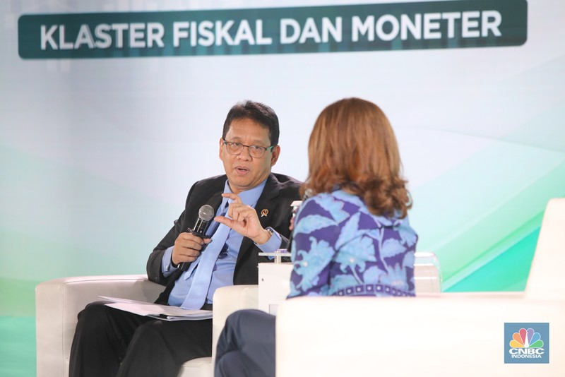 Direktur EKSEKUTIF INDEF, Esther Sri Astuti saat menyampaikan paparan dalam acara Sarasehan 100 Ekonom di Menara Bank Mega, Jakarta, Selasa (28/10/2025). (CNBC Indonesia/Faisal Rahman) Direktur EKSEKUTIF INDEF, Esther Sri Astuti saat menyampaikan paparan dalam acara Sarasehan 100 Ekonom di Menara Bank Mega, Jakarta, Selasa (28/10/2025). (CNBC Indonesia/Faisal Rahman)