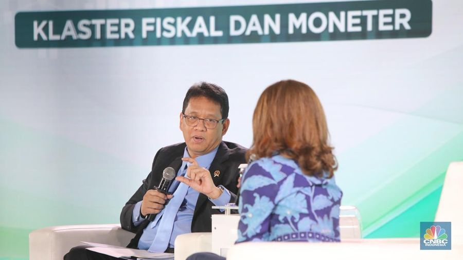 Direktur EKSEKUTIF INDEF, Esther Sri Astuti saat menyampaikan paparan dalam acara Sarasehan 100 Ekonom di Menara Bank Mega, Jakarta, Selasa (28/10/2025). (CNBC Indonesia/Faisal Rahman) Direktur EKSEKUTIF INDEF, Esther Sri Astuti saat menyampaikan paparan dalam acara Sarasehan 100 Ekonom di Menara Bank Mega, Jakarta, Selasa (28/10/2025). (CNBC Indonesia/Faisal Rahman)