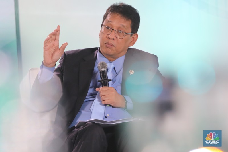 Direktur EKSEKUTIF INDEF, Esther Sri Astuti saat menyampaikan paparan dalam acara Sarasehan 100 Ekonom di Menara Bank Mega, Jakarta, Selasa (28/10/2025). (CNBC Indonesia/Faisal Rahman) Direktur EKSEKUTIF INDEF, Esther Sri Astuti saat menyampaikan paparan dalam acara Sarasehan 100 Ekonom di Menara Bank Mega, Jakarta, Selasa (28/10/2025). (CNBC Indonesia/Faisal Rahman)