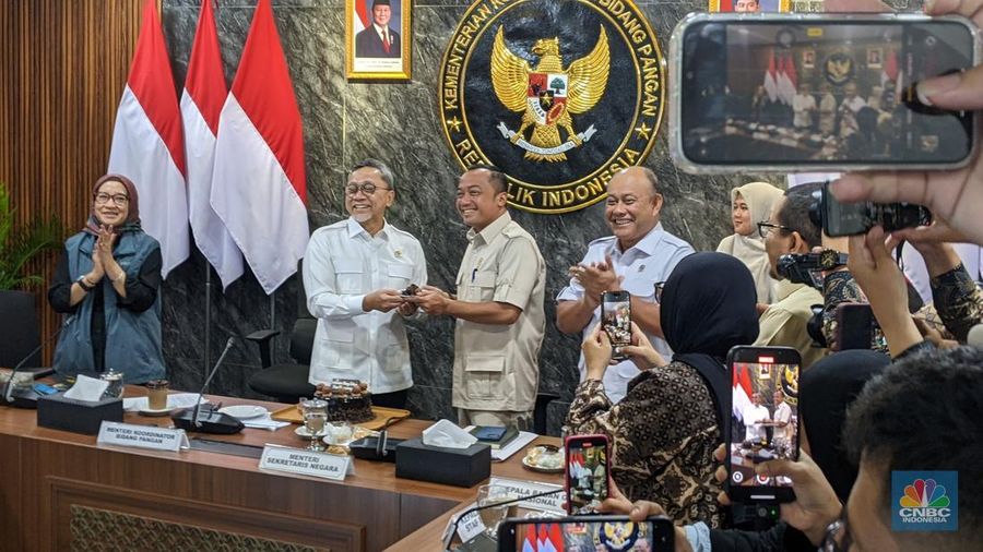 Menteri Koordinator bidang Pangan Zulkifli Hasan menggelar rapat terbatas terkait penyelenggaraan Makan Bergizi Gratis, di Kantor Kemenko Pangan, di Jakarta, Selasa (28/10/2025). (CNBC Indonesia/Emir Yanwardhana)
