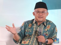 Menteri Pendidikan Dasar dan Menengah, Abdul Mu'ti saat menyampaikan paparan dalam acara Sarasehan 100 Ekonom di Menara Bank Mega, Jakarta, Selasa (28/10/2025). (CNBC Indonesia/Faisal Rahman)