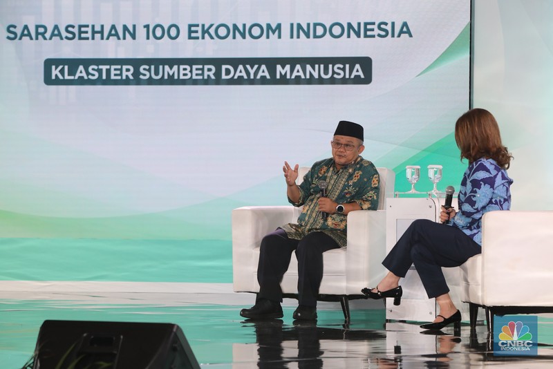 Direktur EKSEKUTIF INDEF, Esther Sri Astuti saat menyampaikan paparan dalam acara Sarasehan 100 Ekonom di Menara Bank Mega, Jakarta, Selasa (28/10/2025). (CNBC Indonesia/Faisal Rahman) Direktur EKSEKUTIF INDEF, Esther Sri Astuti saat menyampaikan paparan dalam acara Sarasehan 100 Ekonom di Menara Bank Mega, Jakarta, Selasa (28/10/2025). (CNBC Indonesia/Faisal Rahman)