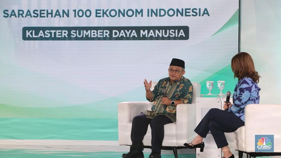 Direktur EKSEKUTIF INDEF, Esther Sri Astuti saat menyampaikan paparan dalam acara Sarasehan 100 Ekonom di Menara Bank Mega, Jakarta, Selasa (28/10/2025). (CNBC Indonesia/Faisal Rahman) Direktur EKSEKUTIF INDEF, Esther Sri Astuti saat menyampaikan paparan dalam acara Sarasehan 100 Ekonom di Menara Bank Mega, Jakarta, Selasa (28/10/2025). (CNBC Indonesia/Faisal Rahman)